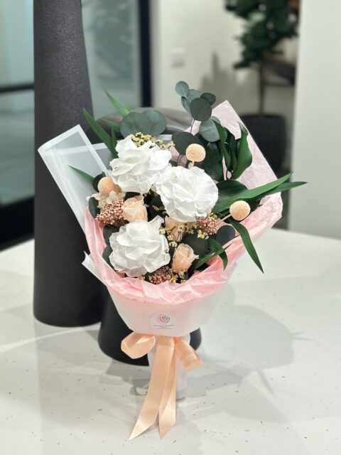 PEACH BLUSH 🤍🍑Soft, romantic tones and delicate textures come together in this elegant preserved bouquet.Featuring large preserved white roses, peach roses, eucalyptus, ivy leaves and rice flowers, this arrangement is designed to stay beautiful for years.Perfect for a gift or simply to bring timeless beauty into your home.Now on sale
$85 → $68 ✨Available now at
maisonfleurie.com