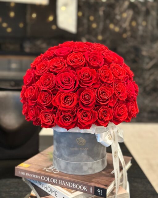 85 preserved red roses ❤️A luxurious dome of real preserved roses, handcrafted as a custom arrangement.Designed to stay beautiful for years with no water or maintenance.Looking for something similar?
Explore our preserved flower arrangements available now.maisonfleurie.com ✨