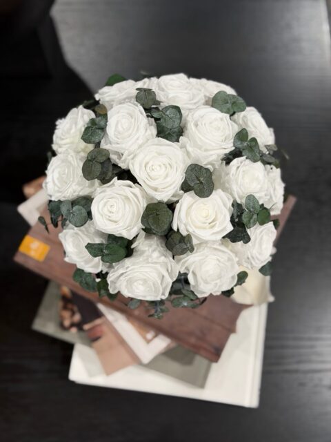 White roses and eucalyptus…
simple, timeless, elegant 🤍One of my favorite preserved arrangements I’ve created ✨
Every piece is handcrafted and can be customized in your preferred colors.DM for custom orders 💌